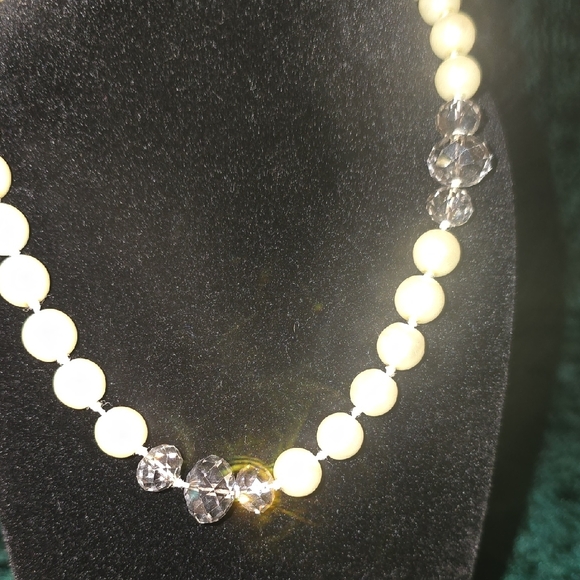 Elegant Pearl and Gold Necklace - Picture 5 of 5